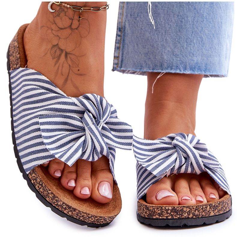 FJ1 Flip Flops auf einer Korkplattform mit weißen und blauen Streifen festlich