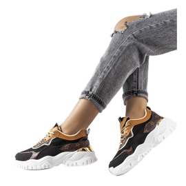 Schwarze Sneaker auf unregelmäßiger Sohle von Alta