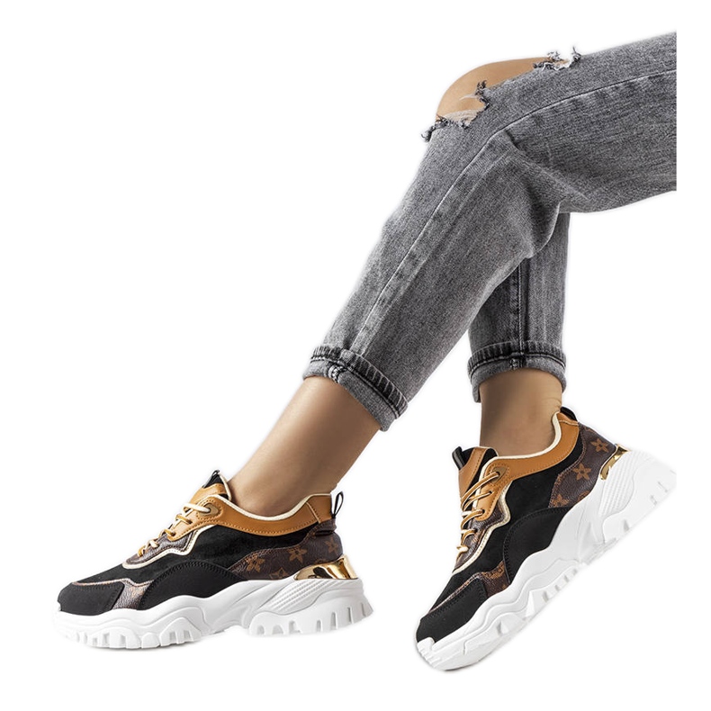 Schwarze Sneaker auf unregelmäßiger Sohle von Alta