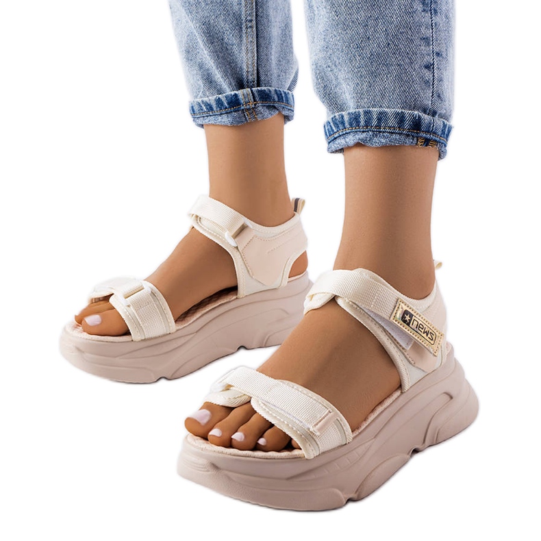 News Beige, sportliche Plateausandalen von Tampa