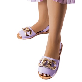 Lila Sandalen verziert mit einer Kette von Germaine