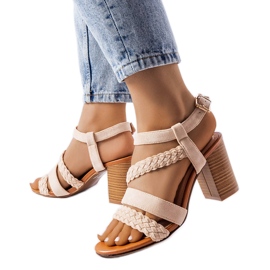 Beige Sandalen mit geflochtenen Riemen von Octave