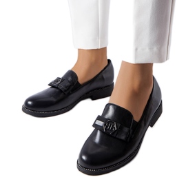 Schwarze Slipper mit Bug und Strasssteinen dekoriert