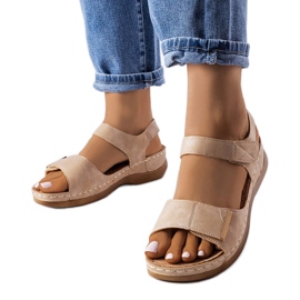 Beigefarbene Sandalen mit niedrigem Keilabsatz von Vallis