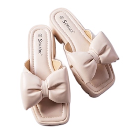 Beigefarbene Pantoletten mit Traktorsohle von Bossé