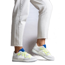 Graue Sneaker mit neonfarbenen Schnürsenkeln von Aucoin weiß