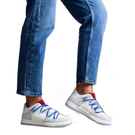 Graue Aucoin-Sneaker mit dunkelblauen Schnürsenkeln weiß