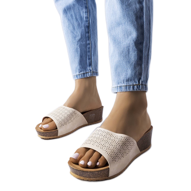 Beigefarbene, durchbrochene Keilsandalen von Bourque