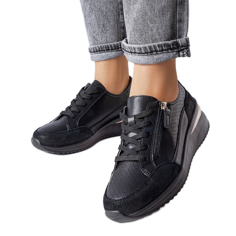 Schwarze durchbrochene Lederschuhe von Fleur