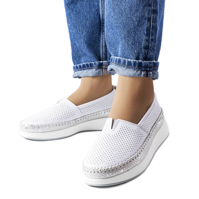 Graue durchbrochene Schuhe von Noruega