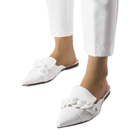 Weiße elegante Sandalen mit Kette von Patenaude