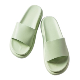 Grüne Hausschuhe auf der Paquette-Plattform