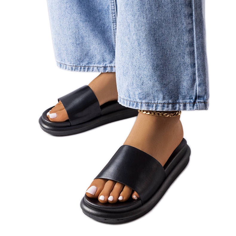 BM Schwarze Hausschuhe auf der Paquette-Plattform