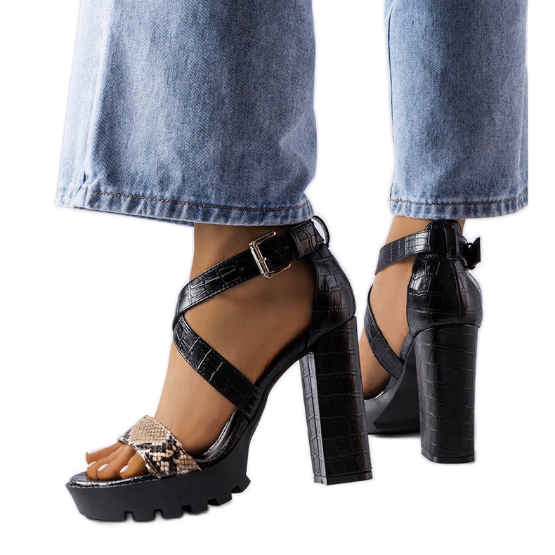 Braune Sandalen mit Schlangenmuster von Trépanier