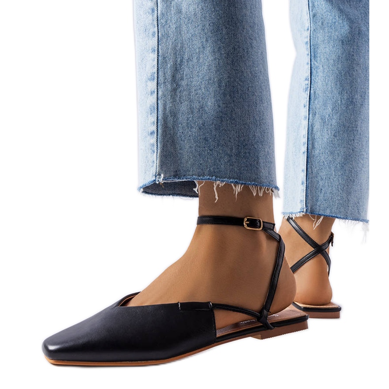 Schwarze geschlossene Sandalen