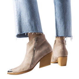 Beigefarbene Cowboystiefel mit Metallkappe von Vergne