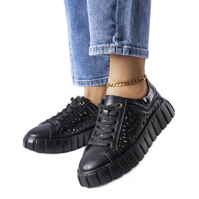 Schwarze Sneakers mit goldenen Patch-Einsätzen