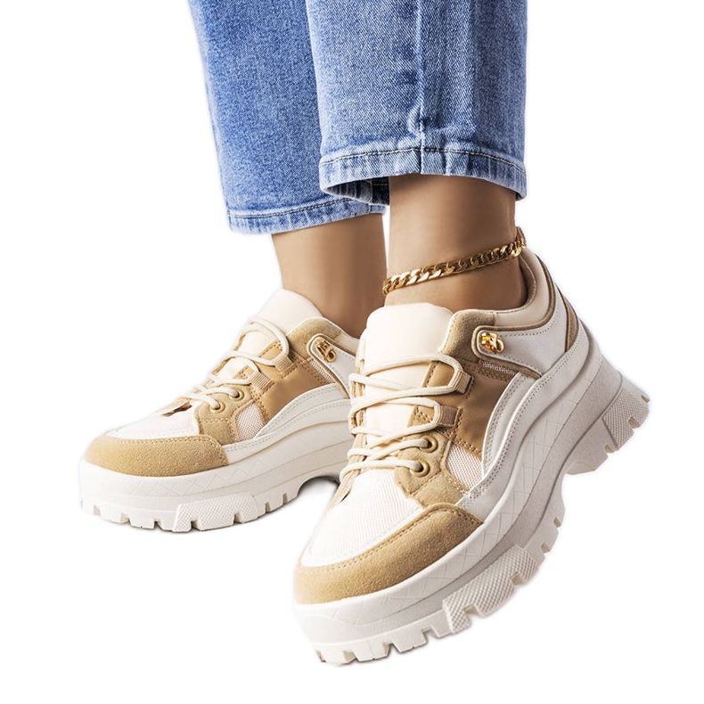 Über braune Schuhe mit niedriger Sohle und Protektor beige