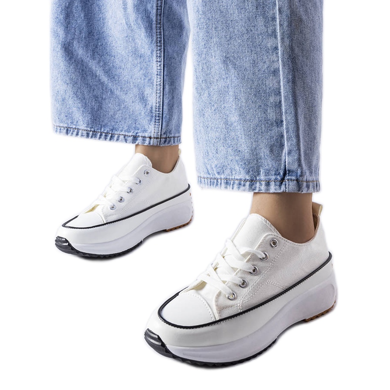 Weiße Sport-Sneaker auf der McKeylor-Plattform