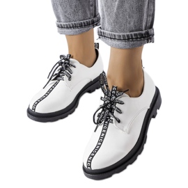 Weiße Brogues mit Kontrastsohle von Hanifan