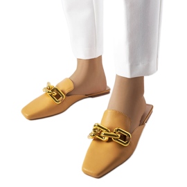 Braune Pantoletten mit Hickory-Kette