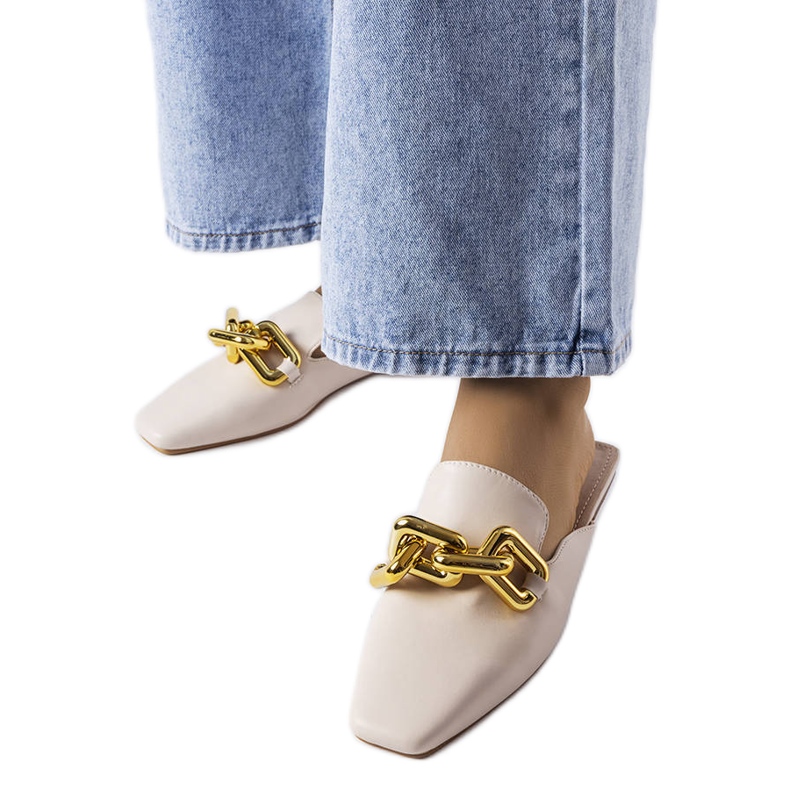 Beigefarbene Slider mit Hickory-Kette