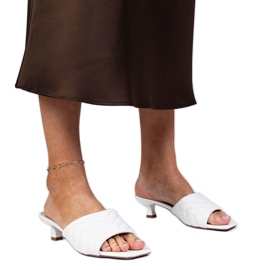 Weiße Flip-Flops mit niedrigem Absatz