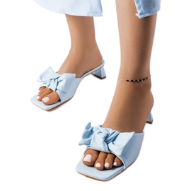 Eichenblaue Sandaletten mit Absatz und Schleife