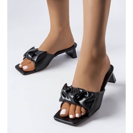 Schwarze Sandaletten mit Eichenschleife