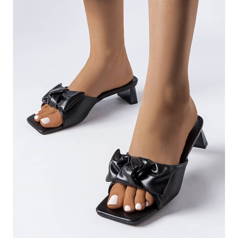 Schwarze Sandaletten mit Eichenschleife