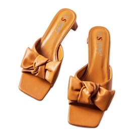 Braune Sandaletten mit Eichenschleife