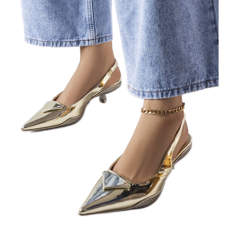 Goldene Sandalen mit niedrigem Absatz von Gougeon