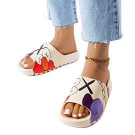 Beigefarbene Pantoletten mit Profil und Aufdrucken