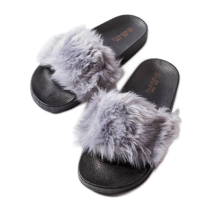 Graue Hausschuhe mit Fell von Genevre