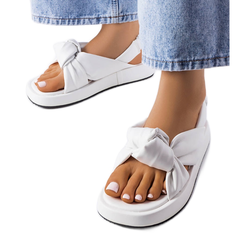 Weiße Keilsandalen von Clarice