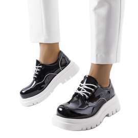 Schwarze Brogues auf einer massiven Cheshire-Sohle