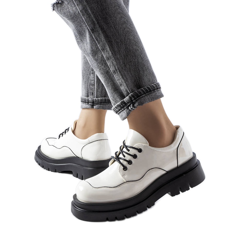 Weiße Brogues auf einer massiven Cheshire-Sohle