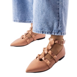 Beigefarbene Ballerinas mit spektakulärem Blur-Verschluss