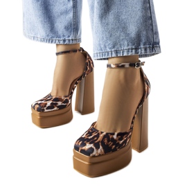 Braune Pumps mit hohen Absätzen von Romines