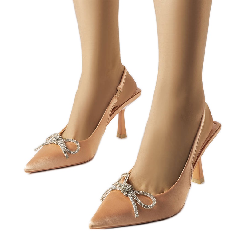 Beigefarbene Absätze mit Wildrose-Schleife