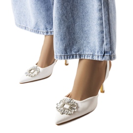 Moïse-Pumps mit weißen Strasssteinen