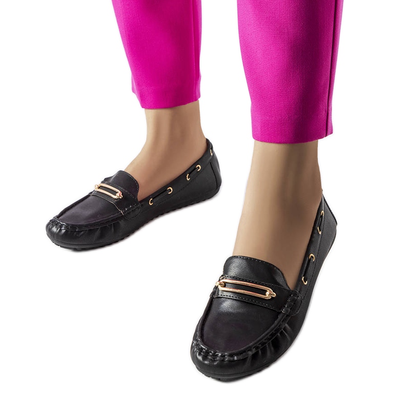 Schwarze Slipper, verziert mit der Seattle-Applikation