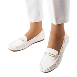 Weiße Slipper, verziert mit der Seattle-Applikation