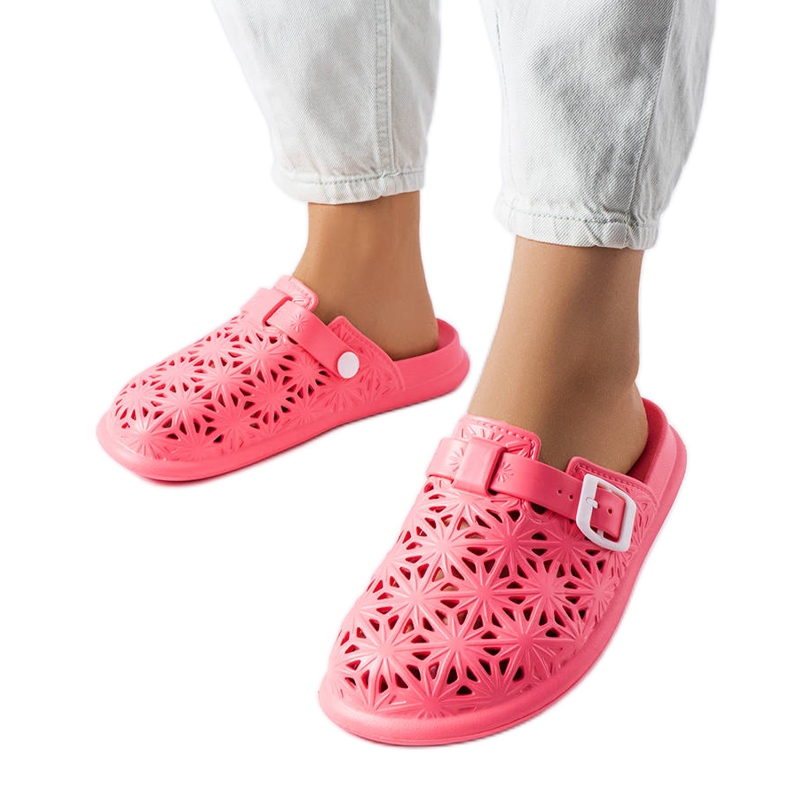 Rote durchbrochene Gummipantoffeln von Peverell