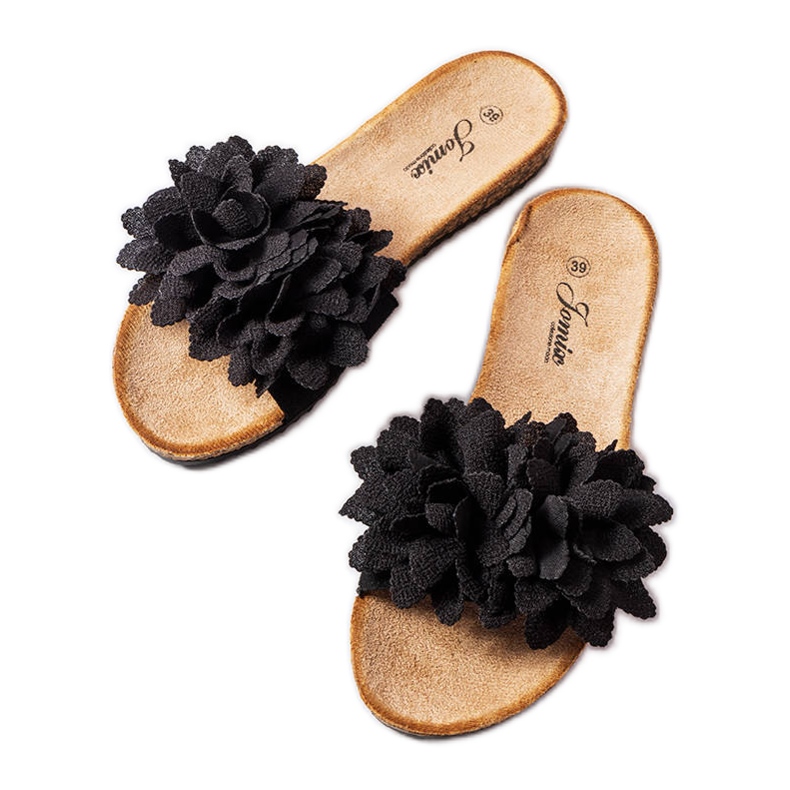 Schwarze Hausschuhe mit Blumen verziert