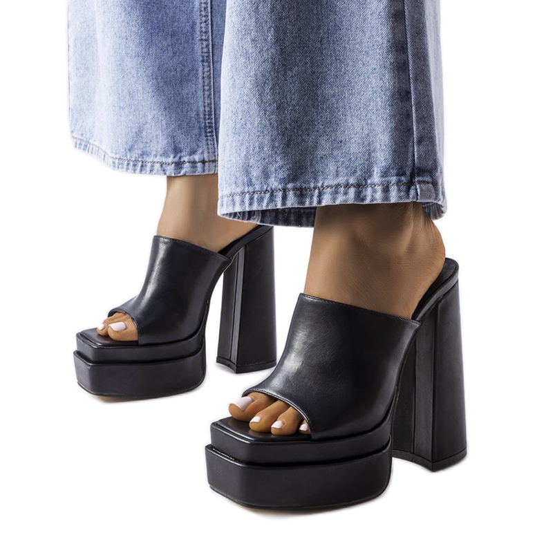 BM Schwarze High-Heel-Sandalen von Mercure