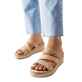 Beige Keilsandaletten von Boston