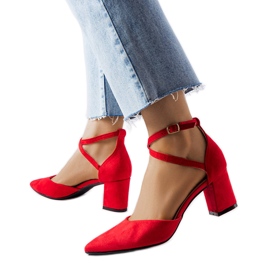 Rote Pumps am Bensalem-Pfosten