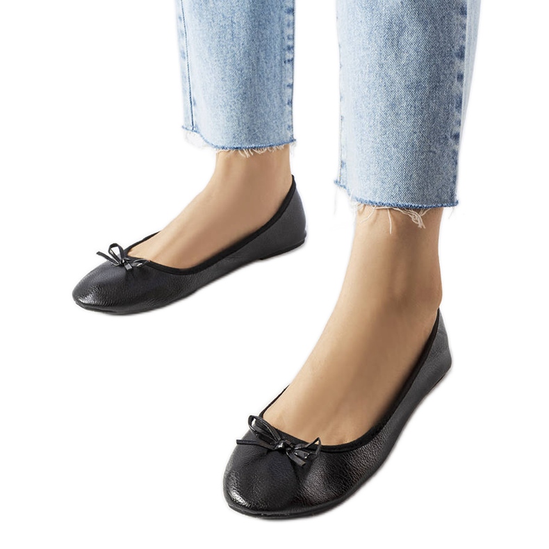 Schwarze Ballerinas, verziert mit einer Vaillancour-Schleife