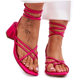 Gebundene Sandalen, rosa High Heels, geheime Liebe